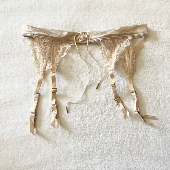 Victoria’s Secret Nude Lace Garter Belt - Picture 1 of 4
